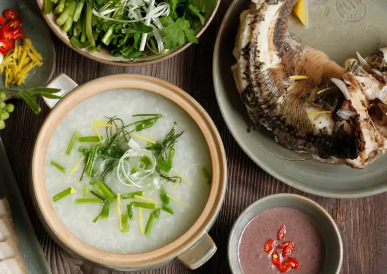Thực đơn kéo dài suốt thời gian qua của bệnh nhân vô cùng đạm bạc, chỉ quanh quẩn với cháo trắng và cá. Ảnh minh họa: Bùi Thủy