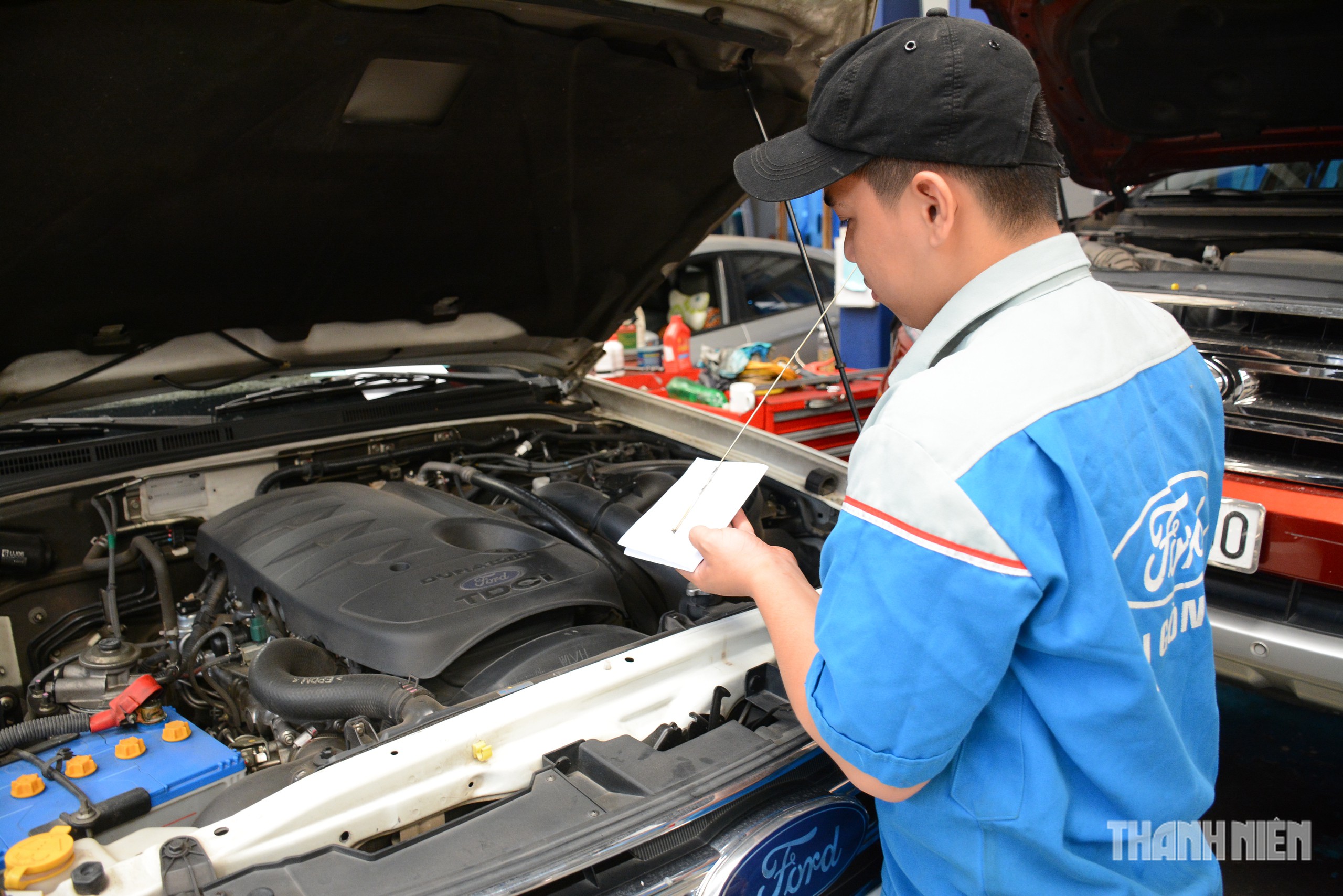 Thay vì sử dụng que thăm dầu cơ học, các nhà sản xuất trang bị cảm biến điện tử để đo mức dầu và truyền dữ liệu đến hệ thống điều khiển của xe