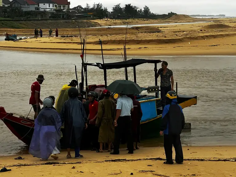 Thi thể nạn nhân được đưa vào bờ để lo hậu sự