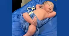 Ngộ nghĩnh em bé sơ sinh nằm nghỉ với tư thế thư giãn khó tin