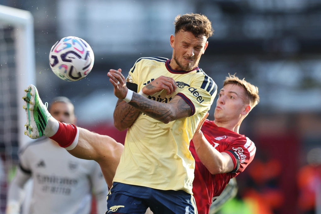 Ben White tranh chấp bóng với Liam Delap. Ảnh: AP