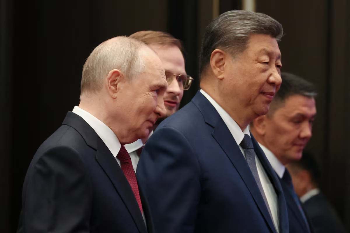 Tổng thống Nga Vladimir Putin và Chủ tịch Trung Quốc Tập Cận Bình chụp ảnh chung tại Hội nghị thượng đỉnh Tổ chức Hợp tác Thượng Hải (SCO) tại Bishkek, Kyrgyzstan ngày 1-9 - Ảnh: REUTERS