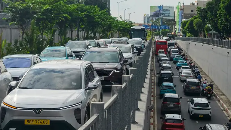 Dòng ôtô ken đặc quanh Tân Sơn Nhất trước kỳ nghỉ 2/9