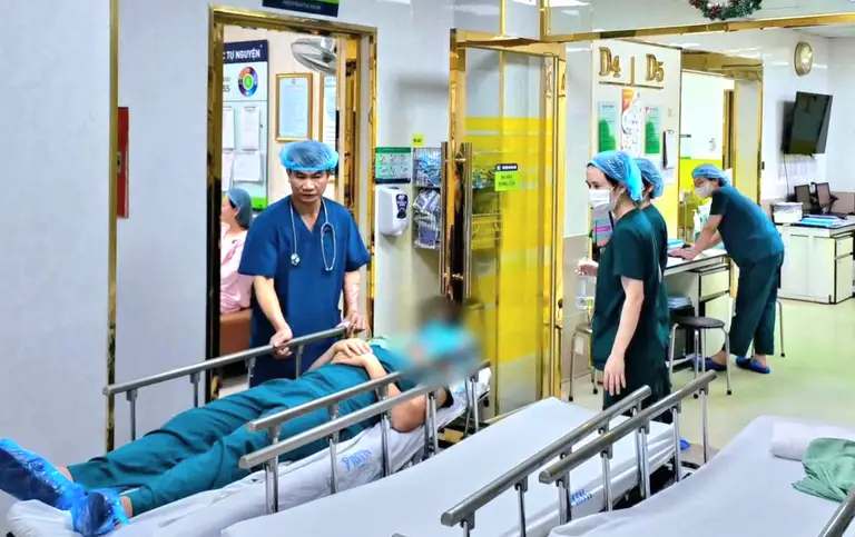Hình ảnh bác sĩ chia sẻ người đàn ông ngất xỉu sau khi đồng hành cùng vợ vượt cạn - Ảnh: BSCC