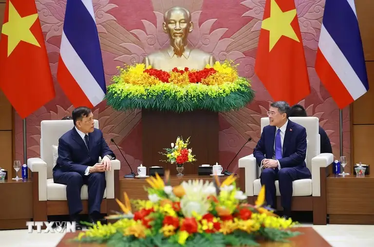 Thủ tướng Lê Minh Hưng và Nhà vua trao đổi về các định hướng hợp tác trong thời gian tới - Ảnh: TTXVN