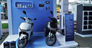 Cán bộ Sở Xây dựng TP.HCM nhận xe máy điện, thí điểm kiểm định khí thải