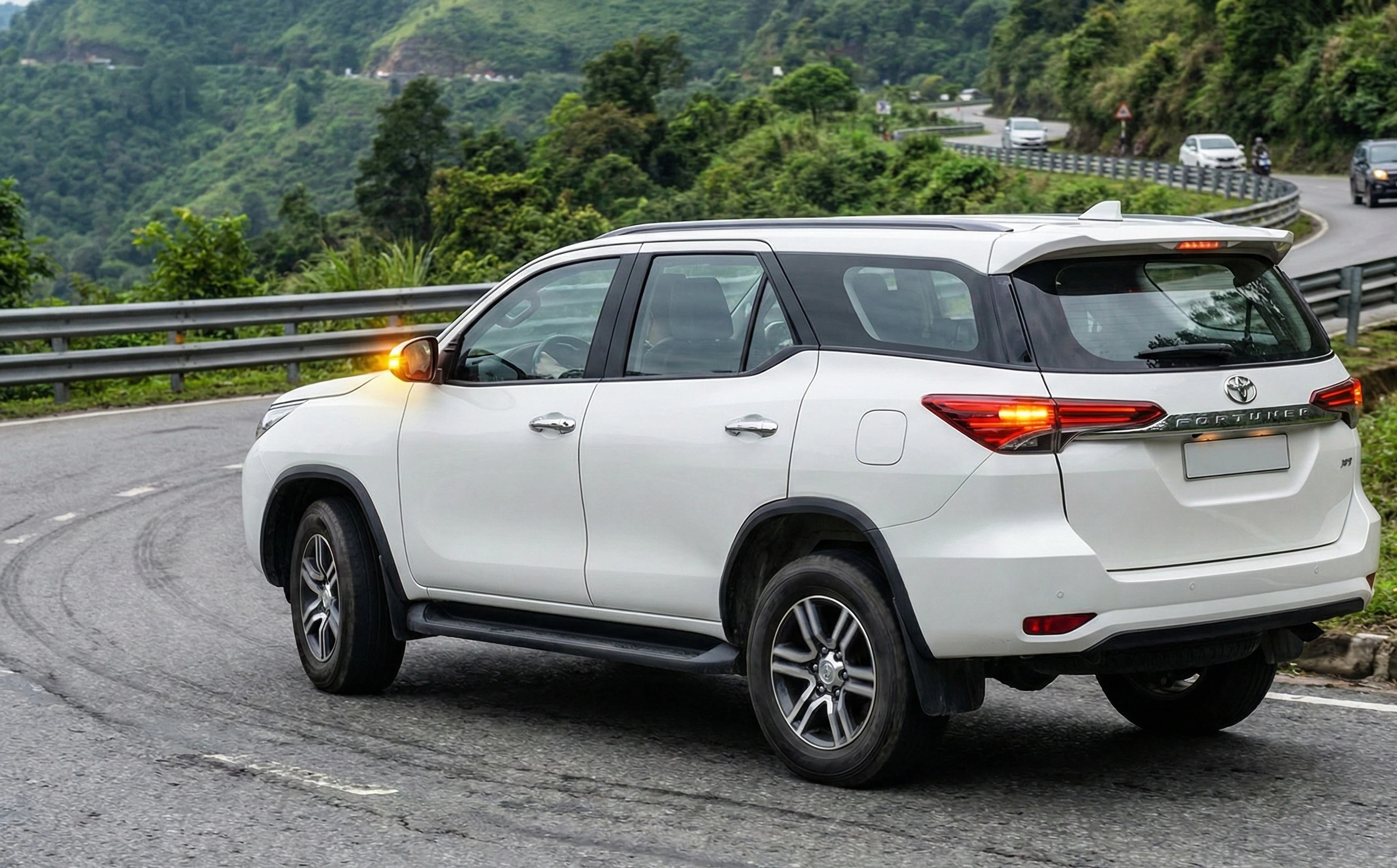 Khi đảm bảo điều kiện an toàn, xe phía trước phải nhường đường cho xe xin vượt phía sau