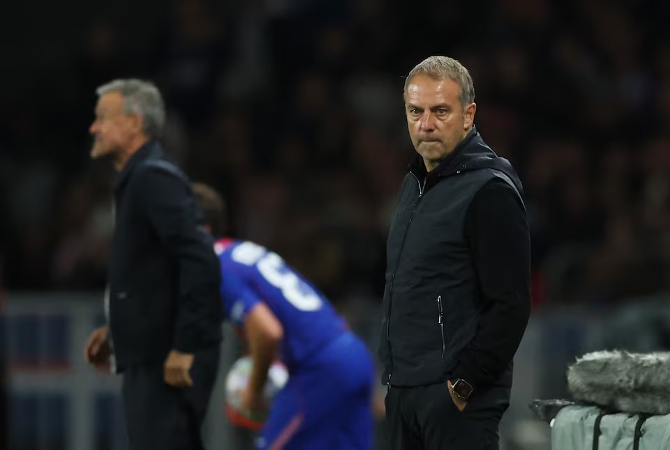 HLV Hansi Flick thừa nhận PSG xứng đáng giành chiến thắng trước Barca - Ảnh: REUTERS