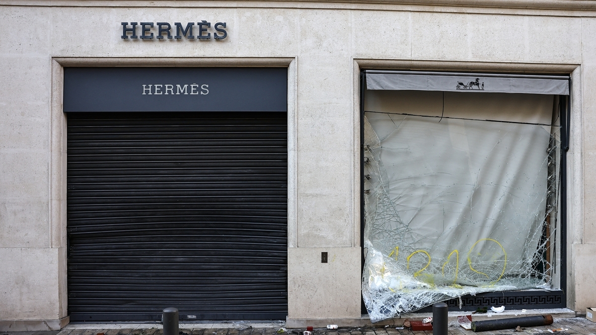 Loạt cửa hàng Hermès, Dior bị phá trong bạo loạn ở Pháp