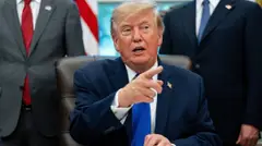 Ông Trump ký thỏa thuận 'ràng buộc đạo đức' trong bữa trưa với tỷ phú AI