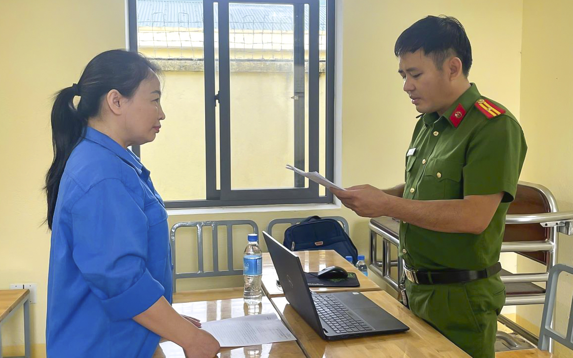 Công an tống đạt quyết định khởi tố bổ sung bị can Phạm Thị Minh Lý về tội "mua bán trái phép hóa đơn" và "trốn thuế"