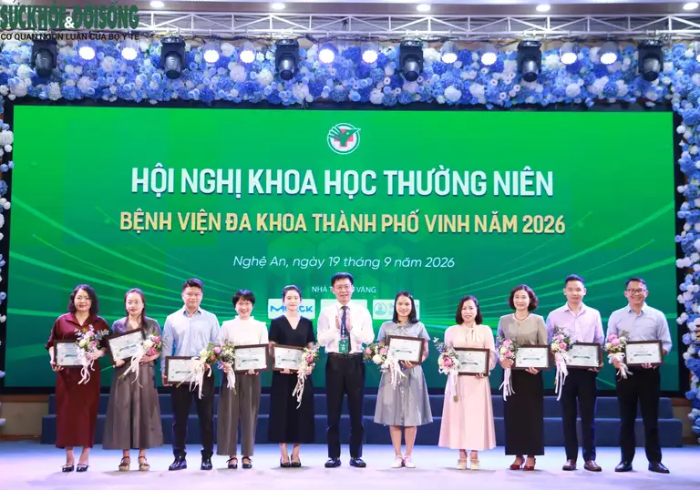 Ban tổ chức trao thư cảm ơn, hoa tri ân các nhà tài trợ và giấy chứng nhận cho các chủ tọa Hội nghị khoa học thường niên Bệnh viện Đa khoa TP Vinh năm 2026. ẢNH: V. Đồng