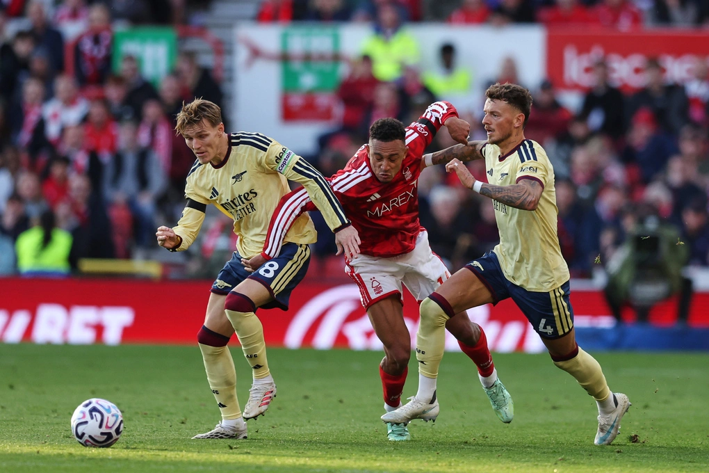 Martin Odegaard (trái) đi bóng trong trận Arsenal thắng Nottingham Forest 1-0 ở vòng bảy Ngoại hạng Anh trên sân City Ground, Nottingham, Anh ngày 18/10/2026. Ảnh: AP