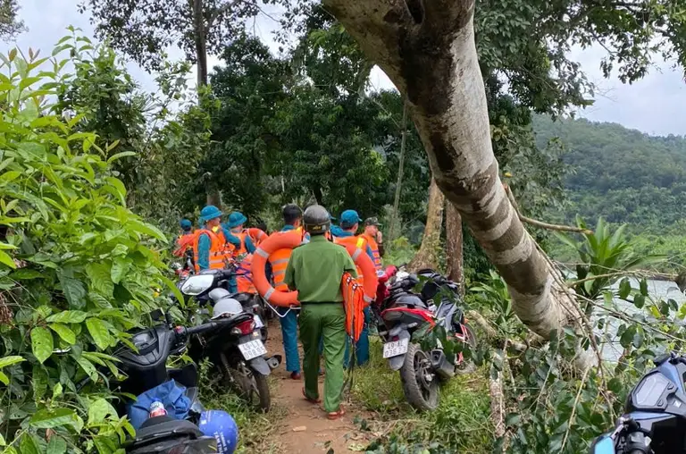 Các lực lượng chức năng tìm thấy thi thể ông K'Mãi cách khu vực nghi gặp nạn khoảng 2 km