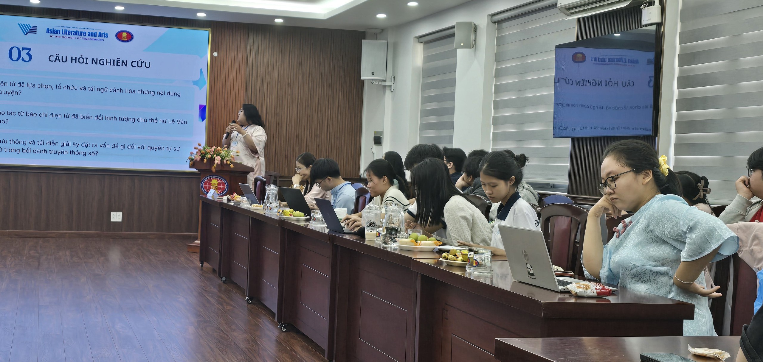Hội thảo quốc tế Văn học, nghệ thuật châu Á trong bối cảnh số hóa đề cập nhiều đến trí tuệ nhân tạo - Ảnh: HOÀNG LÊ
