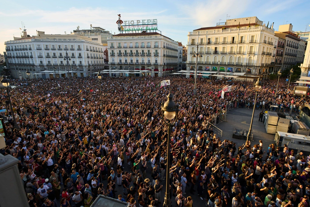 Người biểu tình tập trung tại quảng trường Puerta del Sol ở Madrid để phản đối vụ cưỡng chế hôm 26/9. Ảnh: AP