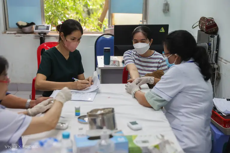 Người dân khám bệnh miễn phí tại trạm y tế phường ở TP HCM. Ảnh: Quỳnh Trần