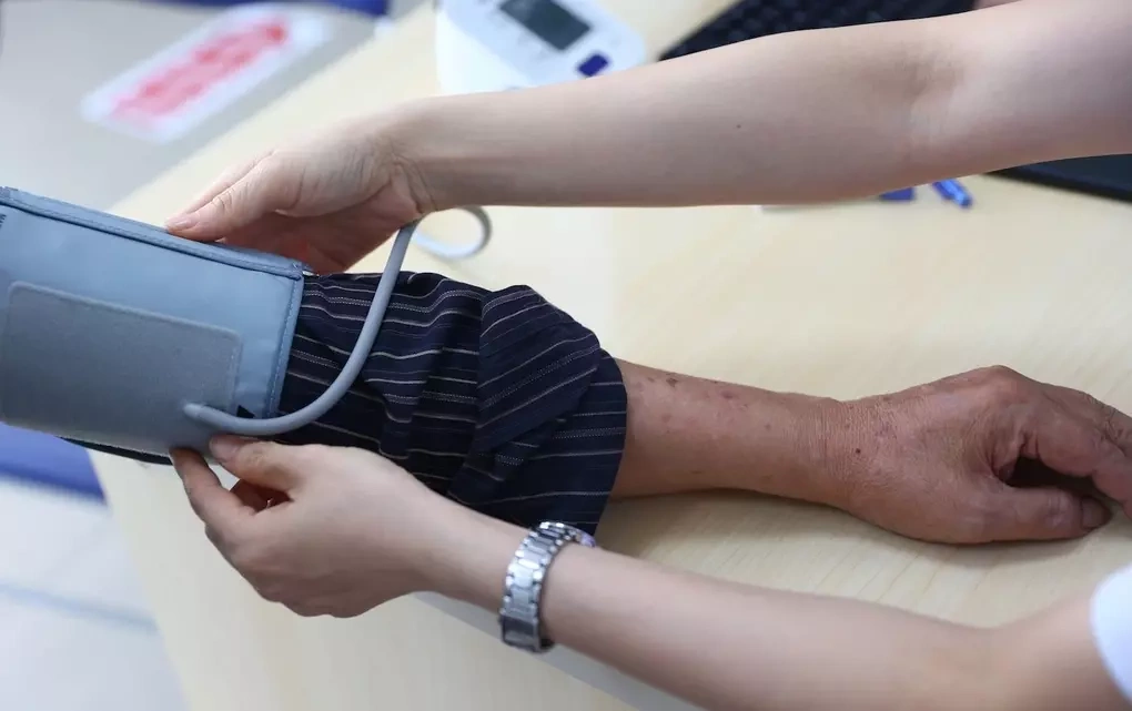 Kiểm soát huyết áp giúp bảo vệ chức năng thận. Ảnh: Quỳnh Trần