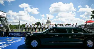 Tin tức thế giới 24-8: Ông Trump khai cuộc đua xe bằng Quái thú