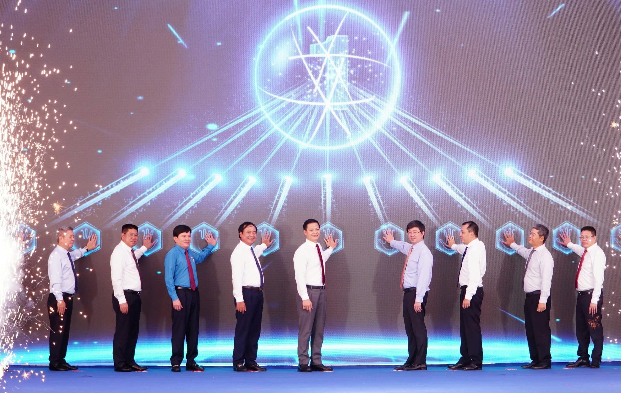 Các đại biểu làm nghi thức khởi công Nhà máy nhiệt điện LNG Quảng Trạch 2