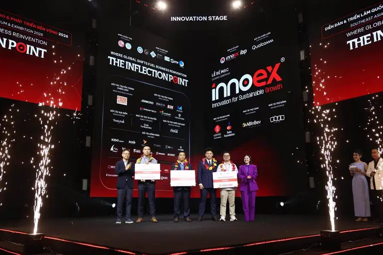 Bà Trương Lý Hoàng Phi (ngoài cùng bên phải), Chủ tịch HĐQT IBP, Trưởng Ban Tổ chức InnoEx