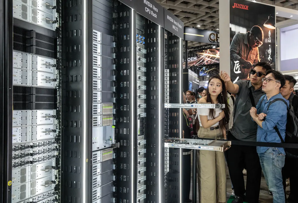 Khách tham quan xem mô hình trung tâm dữ liệu AI tại Computex ở Đài Loan trong tháng 6-2026 - Ảnh: AFP