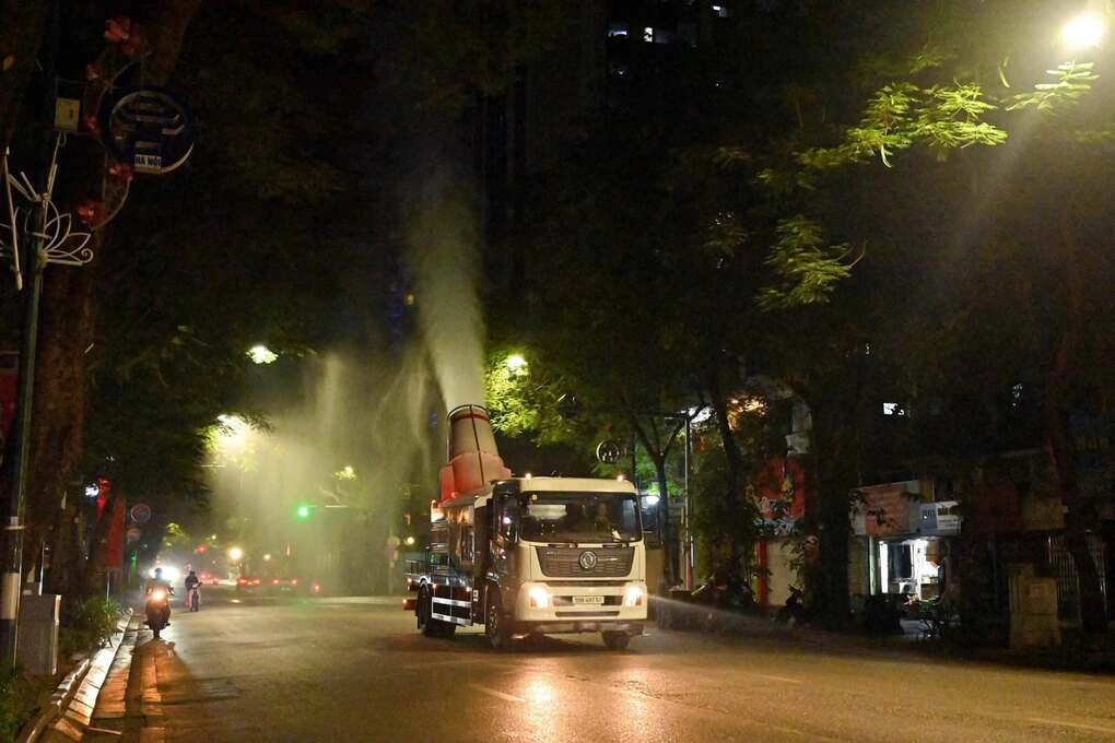 Xe phun sương dập bụi ở Hà Nội. Ảnh: URENCO