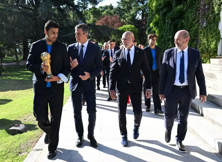 Lần lượt từ trái sang phải: Tiền vệ Rodri, Thủ tướng Tây Ban Nha Pedro Sanchez, HLV Luis de la Fuente và Chủ tịch LĐBĐ Tây Ban Nha Rafael Louzan, trong chuyến ghé thăm của đội tuyển Tây Ban Nha đến Cung điện Moncloa, Madrid, Tây Ban Nha ngày 20/7/2026. Ảnh: Reuters