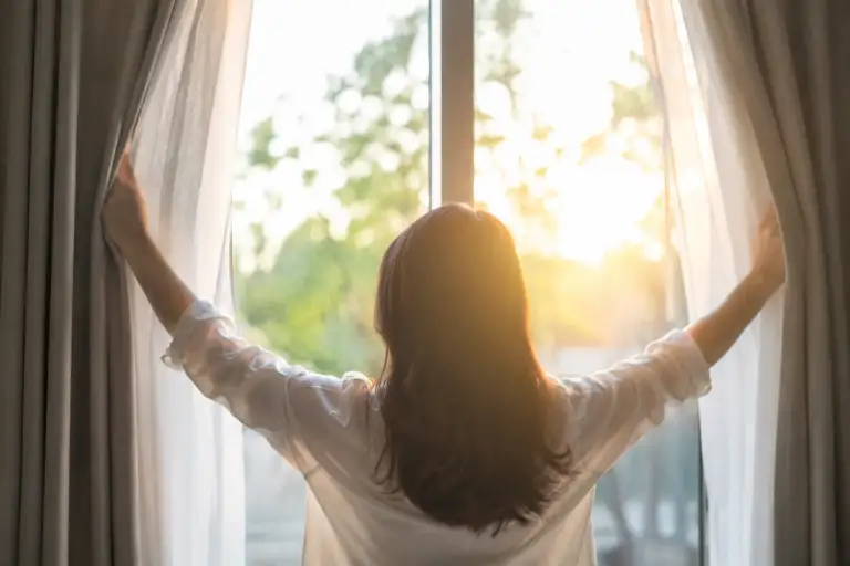 Đón ánh sáng tự nhiên vào đầu ngày giúp cơ thể điều chỉnh đồng hồ sinh học, dễ ngủ hơn vào buổi tối. Ảnh được tạo bởi AI