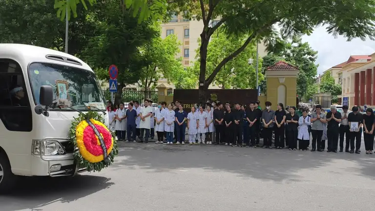 Y bác sĩ, sinh viên y khoa tại Bệnh viện Đại học Y Hà Nội tiễn biệt giáo sư Vũ Văn Đính - Ảnh: BSCC