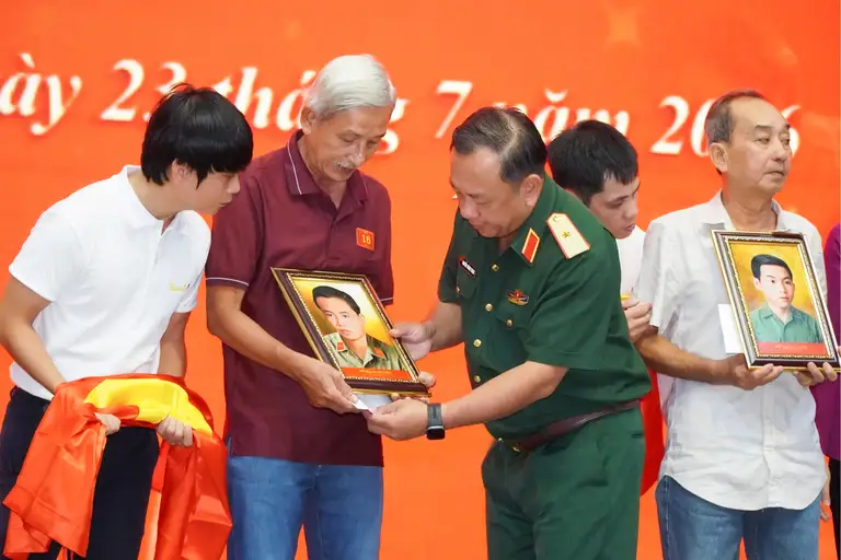 Sau bao năm tháng, gương mặt của những người đã ngã xuống vì Tổ quốc được phục dựng, để người mẹ, người vợ, người con lại được nhìn thấy người thân của mình một lần nữa