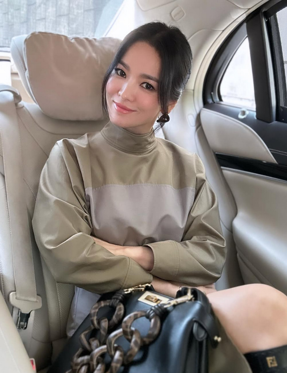 Song Hye Kyo cho thấy tinh thần tối giản có thể được duy trì ngay cả trên mạng xã hội: sự tiết chế không làm giảm sức hút, mà còn tạo nên dấu ấn riêng - Ảnh: IGNV