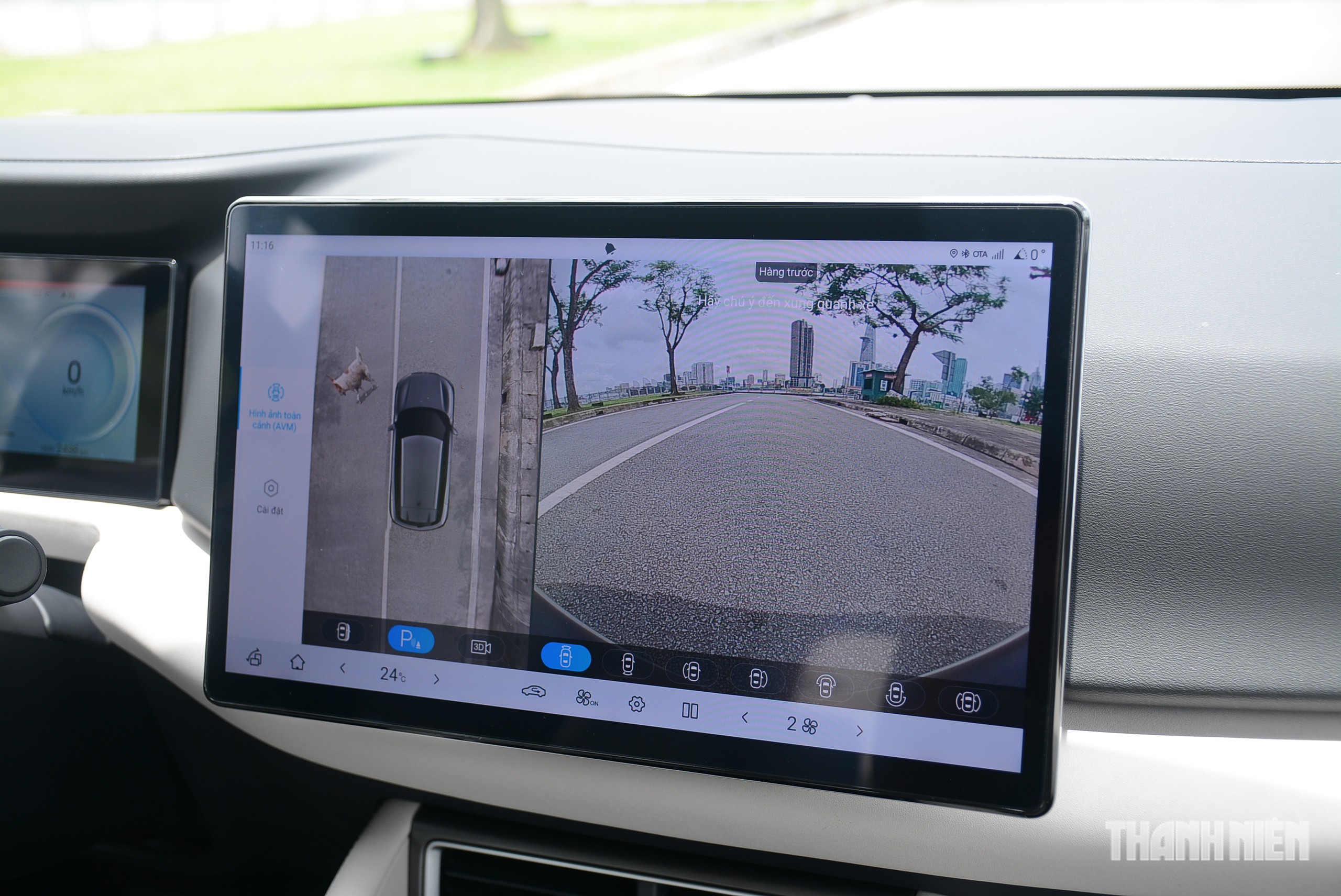 Một số mẫu xe còn có hệ thống hỗ trợ đỗ xe nâng cao, kết hợp camera với cảm biến siêu âm hoặc các cảm biến khác