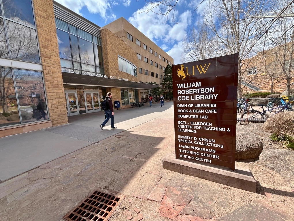 Khuôn viên tòa nhà thư viện Đại học Wyoming tháng 4/2025. Ảnh: WyoFile