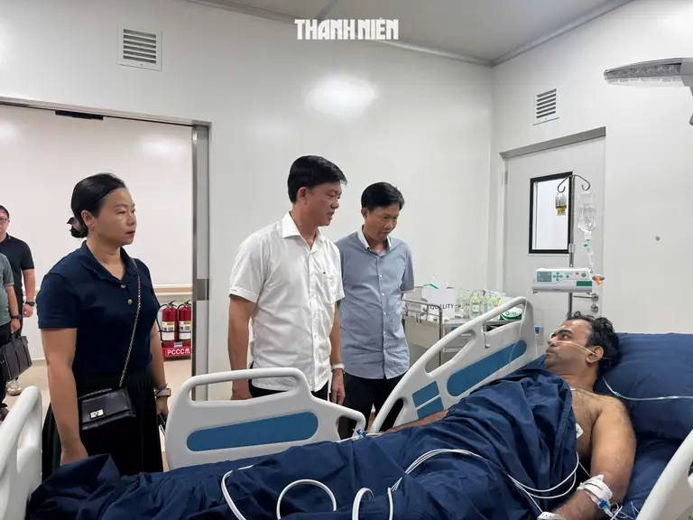 Ông Trần Minh Khoa, Chủ tịch UBND đặc khu Phú Quốc (áo trắng), đến thăm hỏi nạn nhân đang điều trị tại Bệnh viện Sun Group Phú Quốc