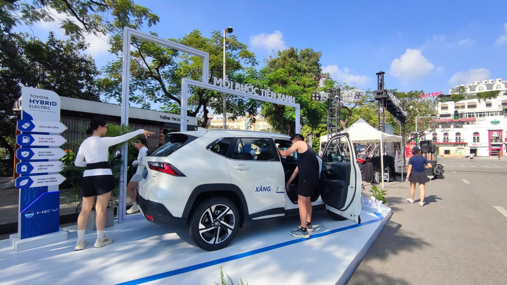 Khách hàng tìm hiểu Yaris Cross HEV