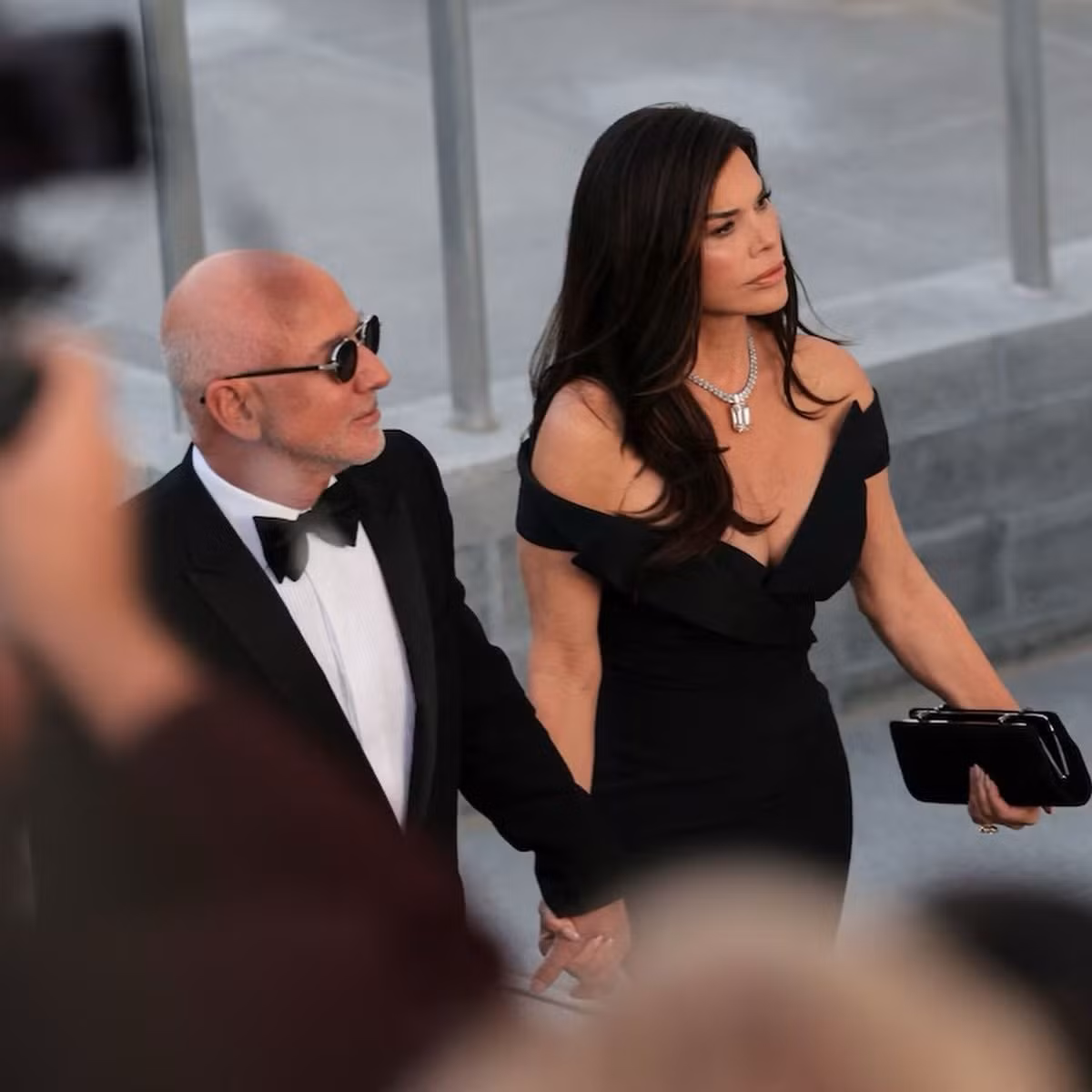 Jeff Bezos, nhà sáng lập kiêm Chủ tịch điều hành Amazon dự tiệc cùng vợ Lauren Sánchez Bezos. Vợ chồng ông nằm trong số các khách mời từ giới doanh nghiệp dự quốc yến tại Nhà Trắng.