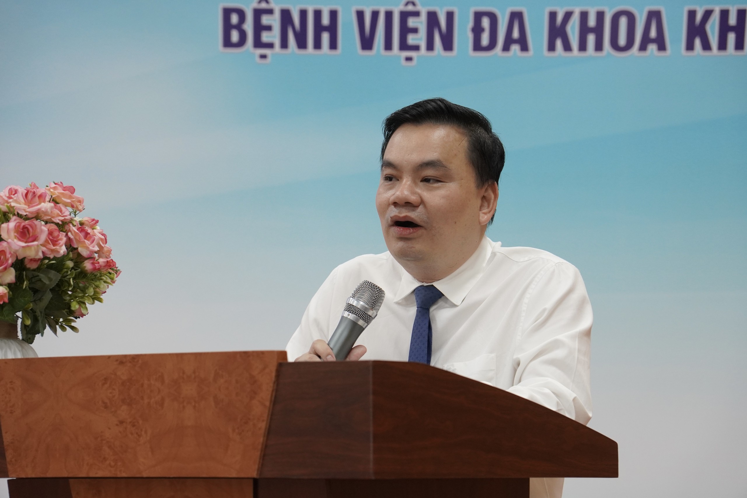 PGS.TS.BS Nguyễn Trọng Hào - Giám đốc Bệnh viện Đa khoa khu vực Hóc Môn - cho rằng chương trình kết nối giữa bệnh viện và trạm y tế mang nhiều ý nghĩa quan trọng trong chăm sóc sức khỏe nhân dân - Ảnh: XUÂN MAI