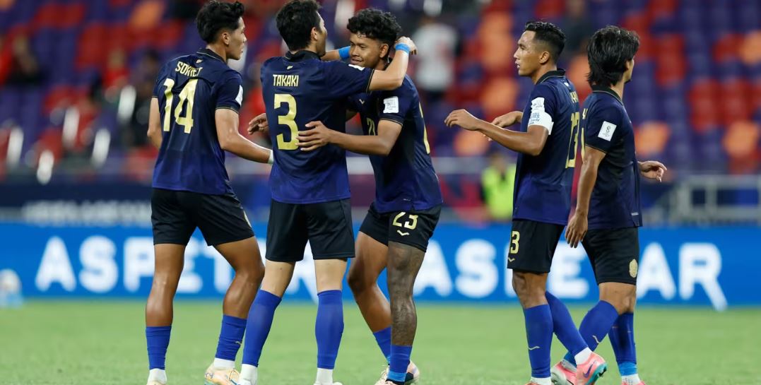 Niềm vui của các cầu thủ Campuchia sau khi ghi bàn thắng muộn trước Myanmar - Ảnh: FIFA