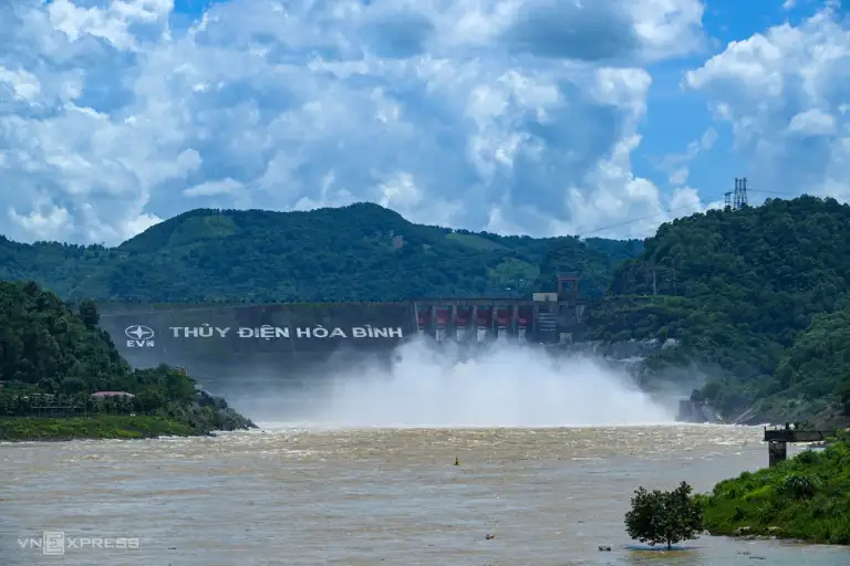Thủy điện Hòa Bình xả lũ năm 2024. Ảnh: Giang Huy