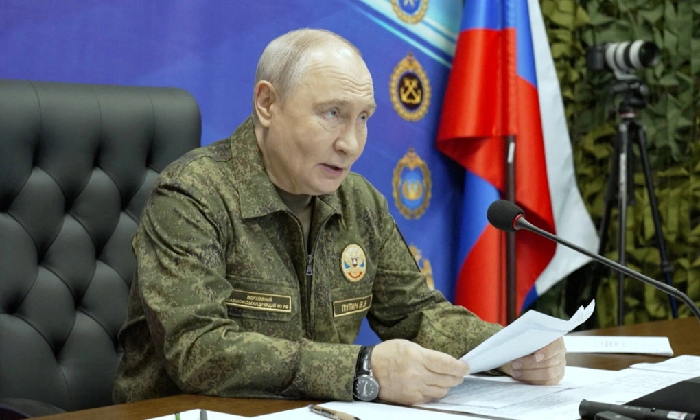 Tổng thống Putin thăm trung tâm chỉ huy tại một địa điểm không xác định ngày 16/10. Ảnh: Reuters