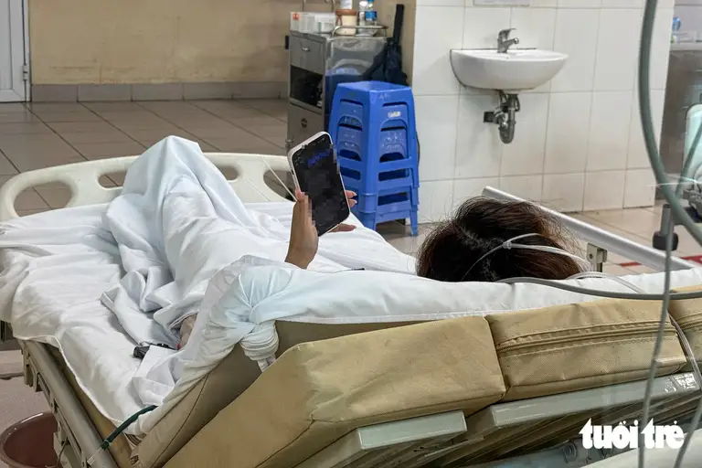 Bệnh nhân điều trị tại Bệnh viện Quân y 354 đã tỉnh táo - Ảnh: HỒNG QUANG