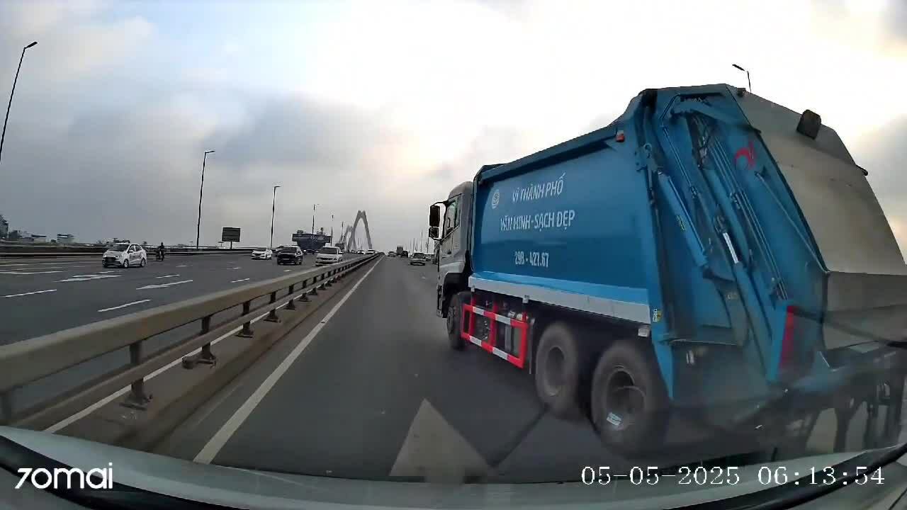 Tình huống tương tự, xe rác chuyển một lúc 3 làn đường trên cầu Nhật Tân, Hà Nội, tháng 5/2025. Video: Đào Hưng