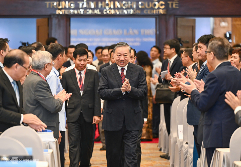Tổng Bí thư, Chủ tịch nước Tô Lâm dự phiên khai mạc toàn thể Hội nghị Ngoại giao lần thứ 33, ngày 1/8. Ảnh: Giang Huy