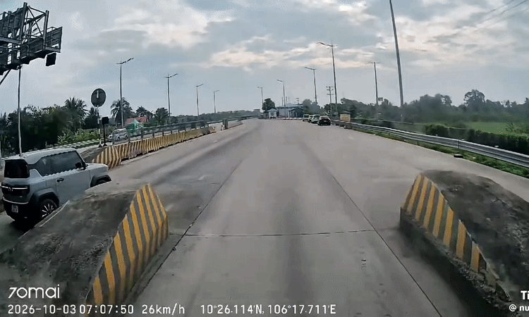 Ôtô chuyển làn kiểu 'tiện đâu rẽ đó' trên cao tốc