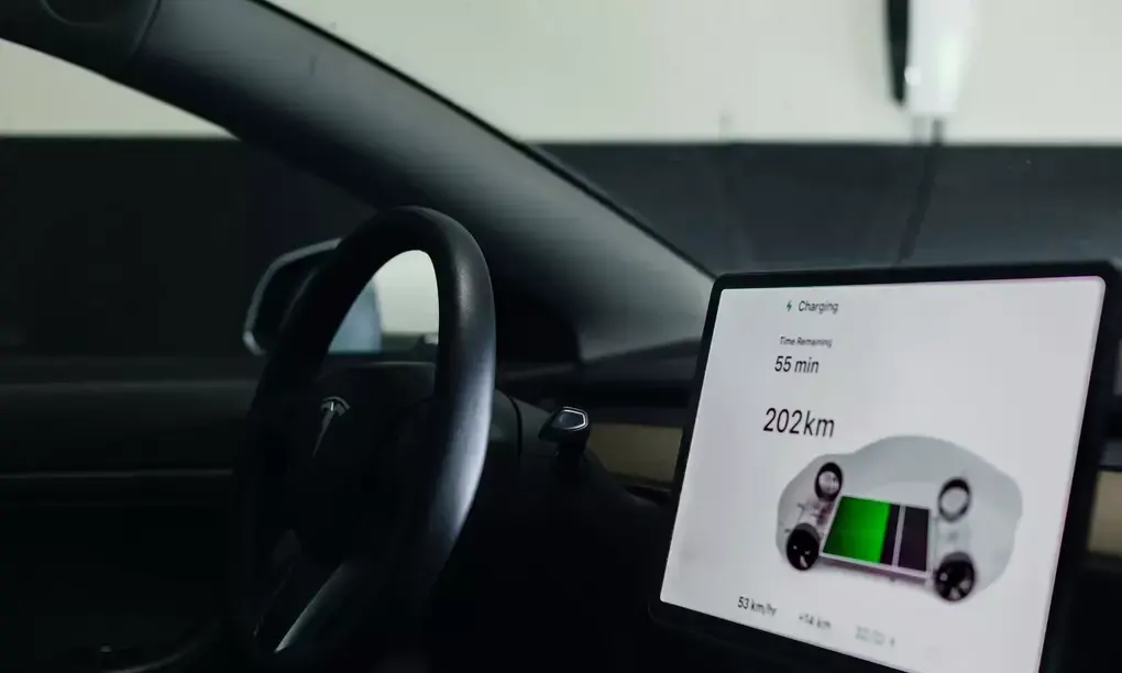 Xe điện Tesla đang sạc. Ảnh: Unsplash