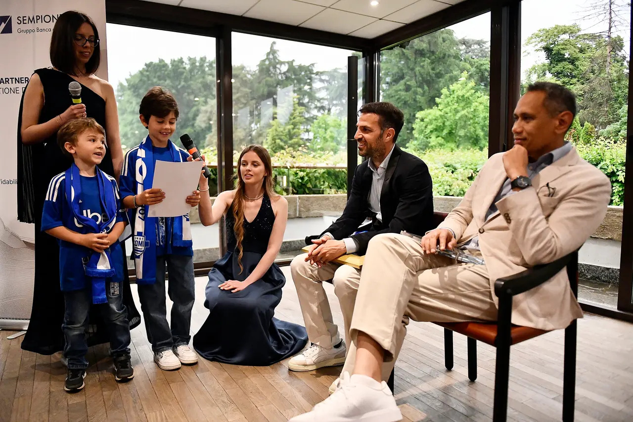 Fabregas (thứ 2 từ phải sang) và Chủ tịch Suwarto - Ảnh: GAZZETTA