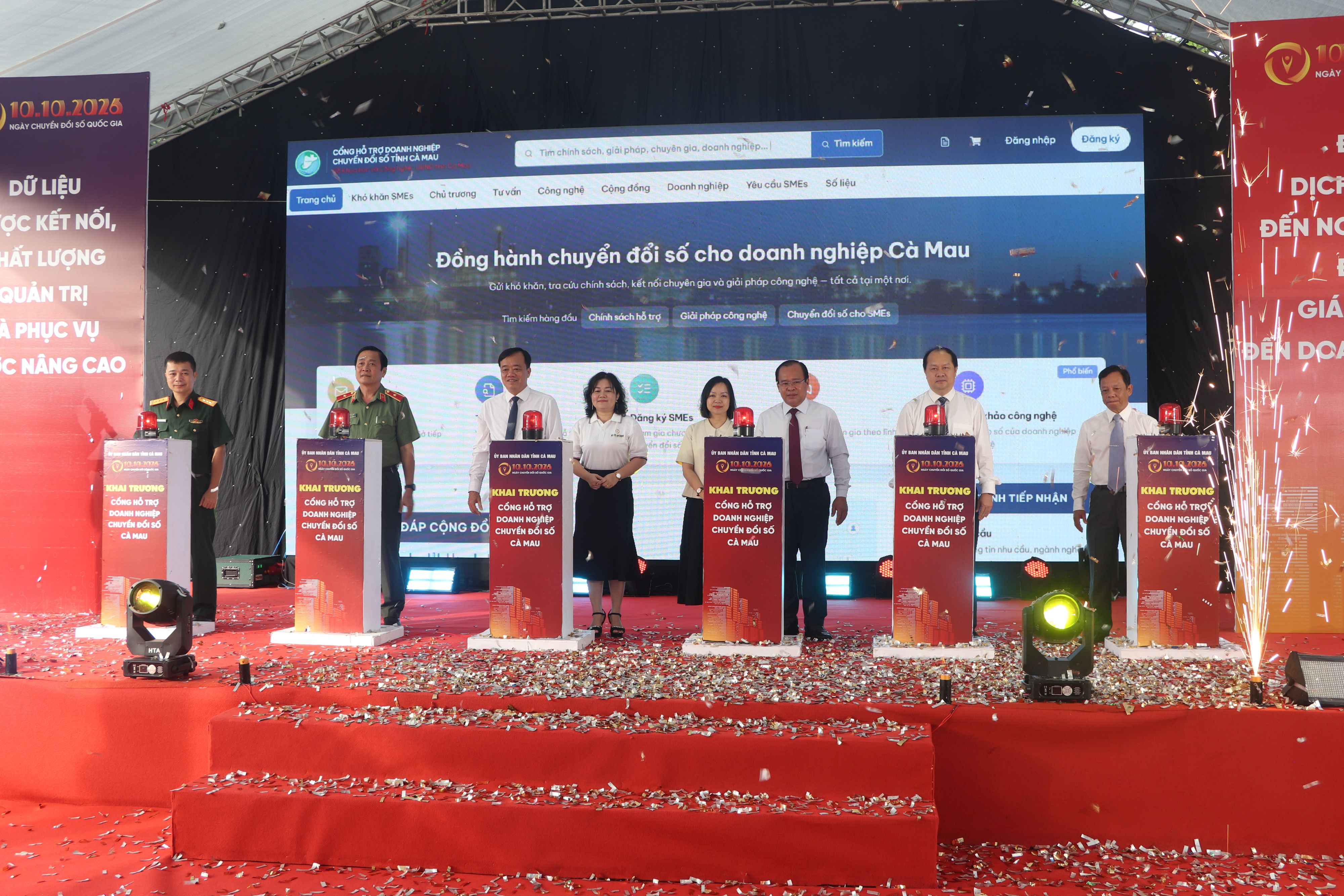 Lãnh đạo tỉnh Cà Mau và đại diện Bộ Khoa học - Công nghệ thực hiện nghi thức khai trương “Cổng hỗ trợ doanh nghiệp chuyển đổi số Cà Mau”