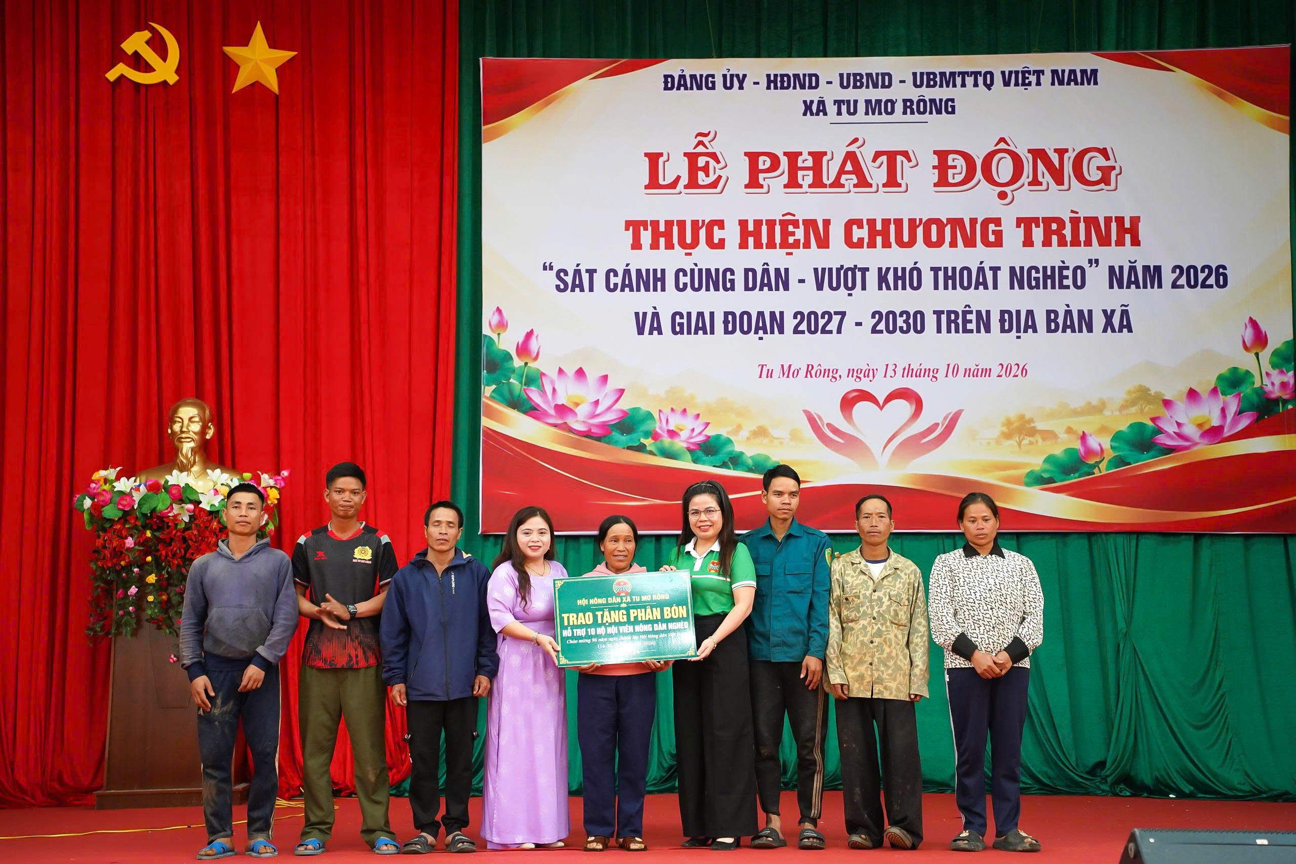Trao phân bón cho các hộ trồng cà phê