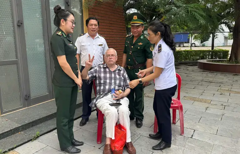 Du khách Mỹ đã ổn định sau khi được cán bộ, chiến sĩ và lực lượng kiểm dịch y tế tại cửa khẩu quốc tế Lao Bảo cấp cứu kịp thời - Ảnh: HOÀI NAM